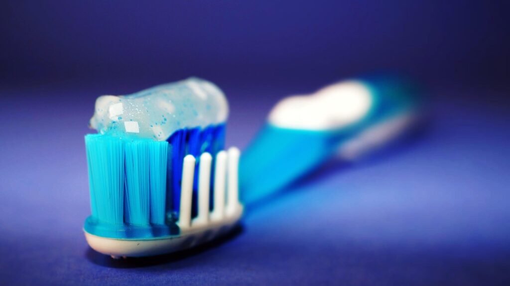Header image of non-toxic toothpaste ingredients